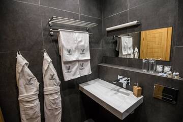 Фото номера Четырехместный номер с видом на горы Отель Villa Victoria Thermal Spa г. Баня 9